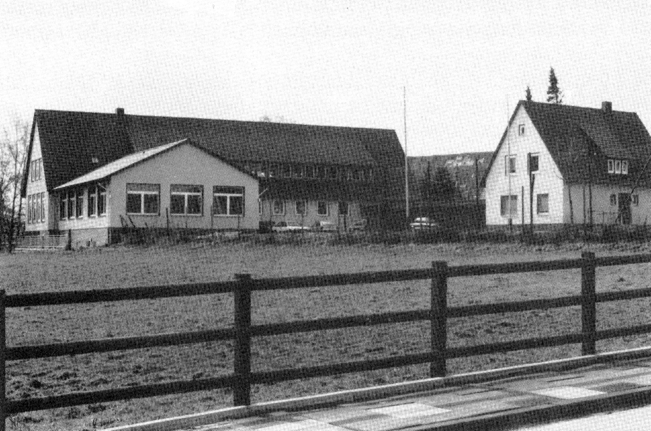 Grundschule Büttendorf mit dem Erweiterungsbau (1992)